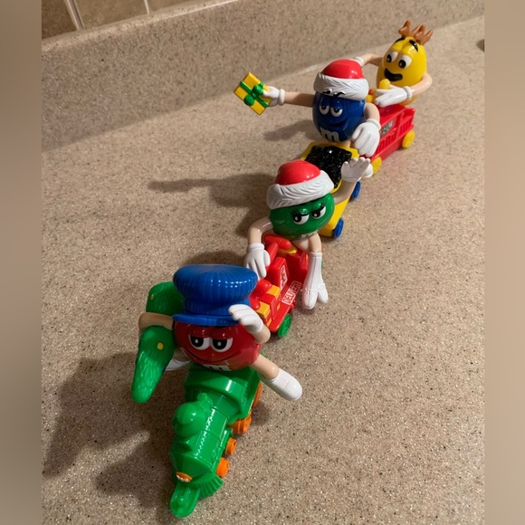 NEVER BEEN DISPLAYED M&M train four piece set of figurines - Picture 2 of 3